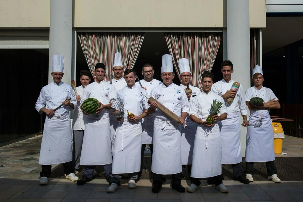 Massimo Rech con la sua brigata di cucina