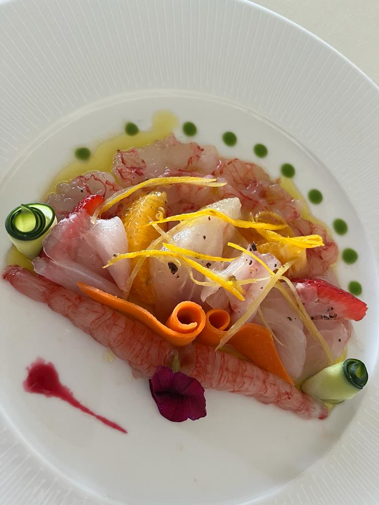 Crudo di mare con agrumi e decorazioni vegetali