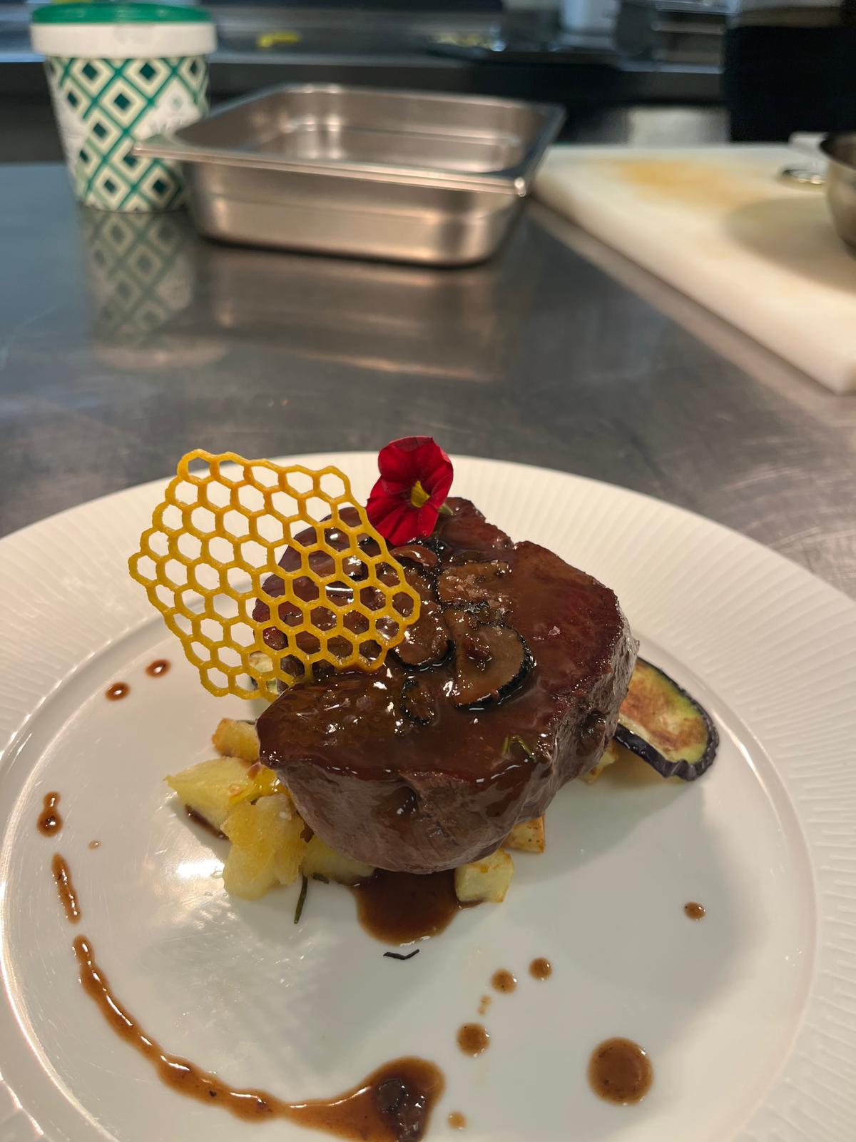 Filetto con salsa e decorazione croccante
