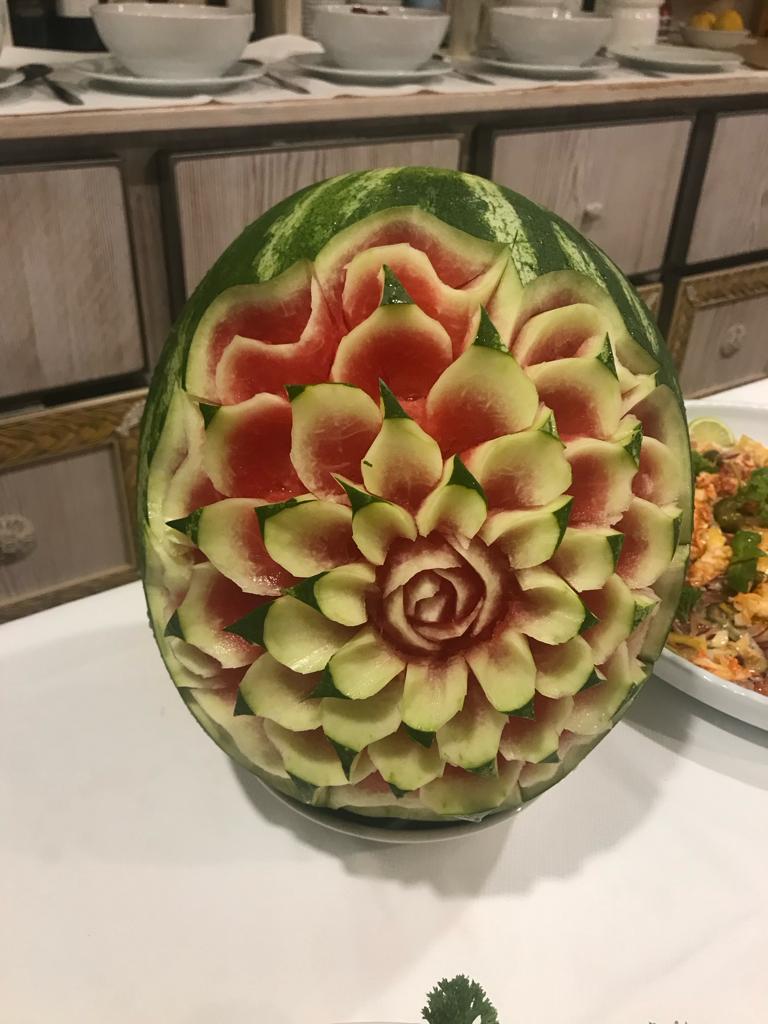 Intaglio artistico di un’anguria a forma di fiore
