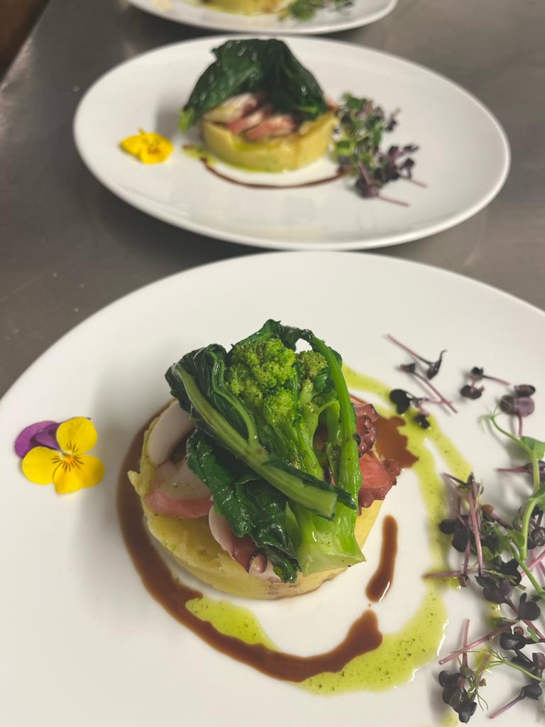 Piatto con verdure e fiori edibili