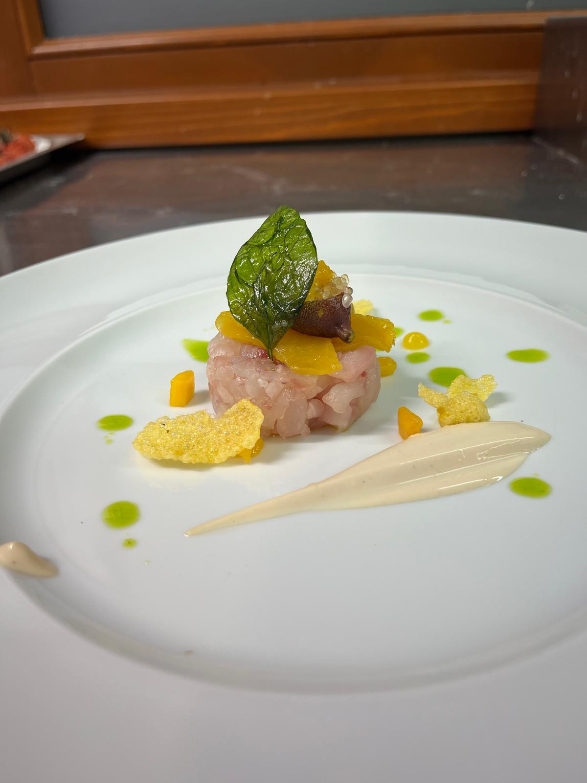 Piatto di pesce con verdure e crema